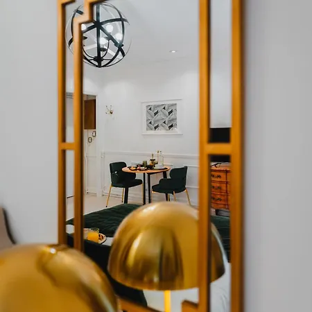 Roomchic - Les Ambassadeurs Apartment *
