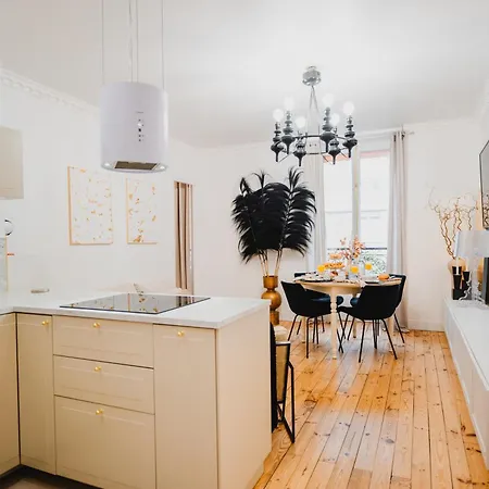 Roomchic - Les Ambassadeurs Apartment *