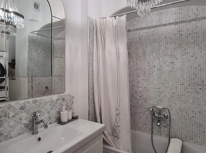 Roomchic - Les Ambassadeurs Apartament